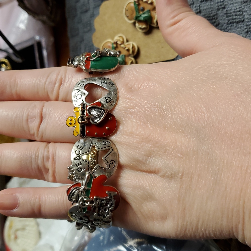 Christmas Jewelry 7 Pc Bundle. Santa Theme Earrings Bracelet Pin Necklace Vintag - Picture 11 of 13